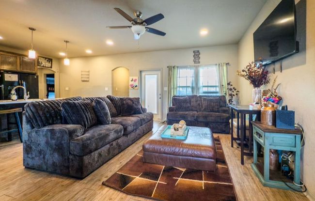 310 N Bermuda St, House other with 3 bedrooms, 2 bathrooms and null parking in Lacy Lakeview TX | Image 8