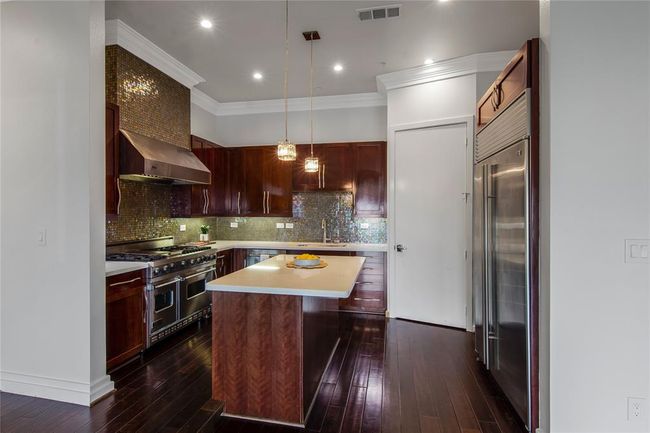 The kitchen is fabulous for the chef in the family! | Image 12
