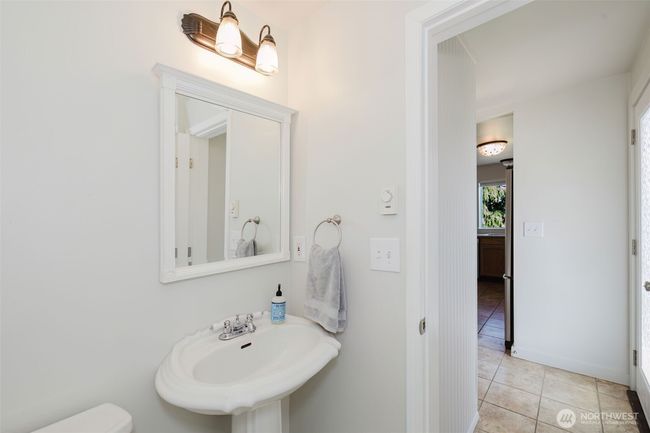 1/2 bath | Image 9