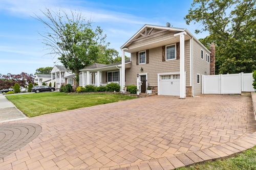 20 Palm St, Selden, NY, 11784-2804 | Card Image