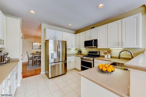 4 Loft Dr, Martinsville, NJ, 08836-2264 | Card Image