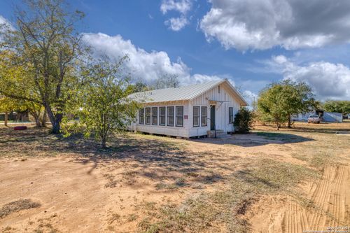 719 E Trinity St, Pearsall, TX, 78061-3839 | Card Image