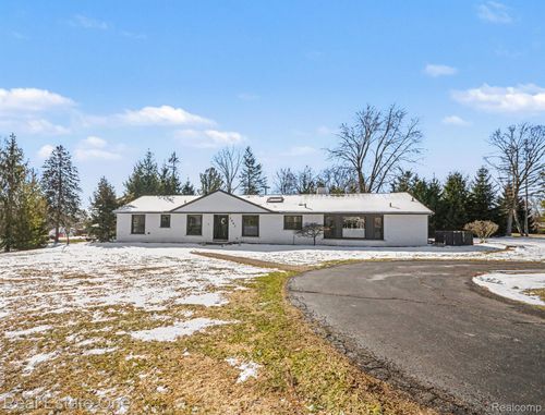3861 Wedgewood Dr, Bloomfield Hills, MI, 48301-3951 | Card Image