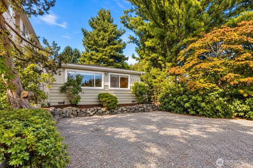 9515 Linden Avenue N, Seattle, WA, 98103 | Card Image