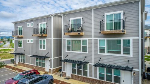 987 Montague Pl, Chattanooga, TN, 37408-2001 | Card Image