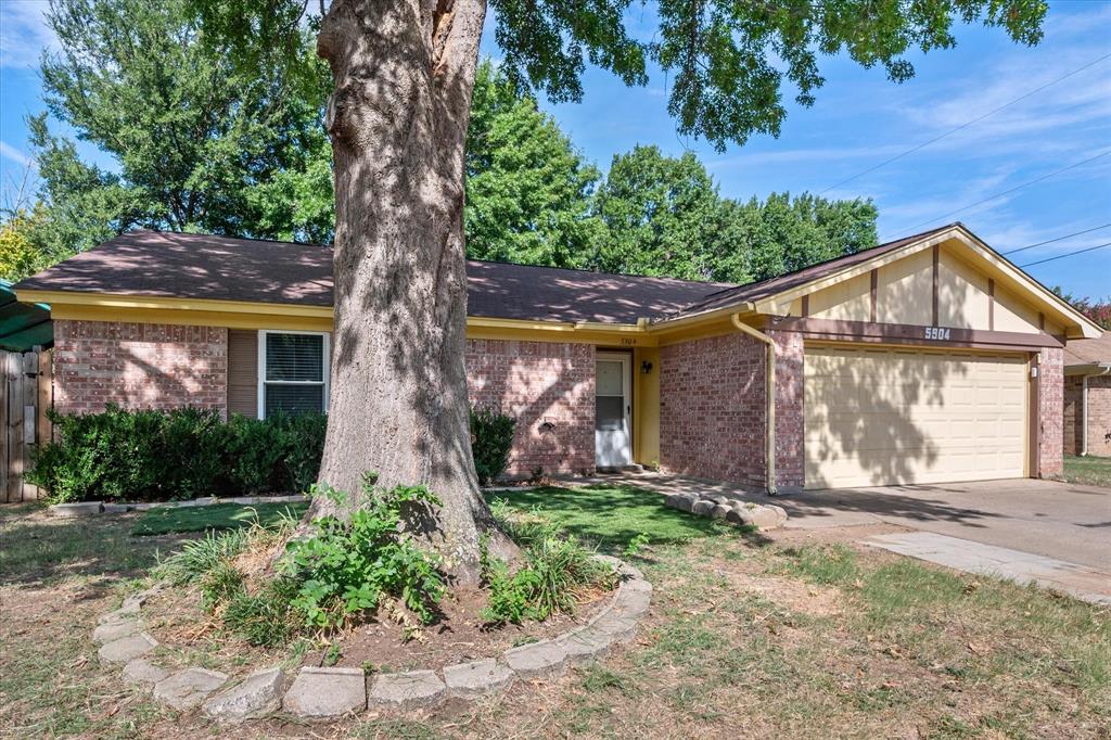 Crepe Myrtle Dr, Arlington, TX 76017