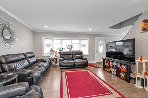 5 Wilfred Blvd, Hicksville, NY, 11801-1911 | Card Image