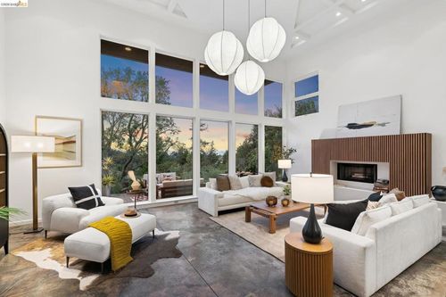 104 104 Capricorn Ave, Oakland, CA, 94611 | Card Image