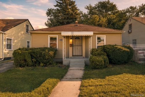 8220 Robson St, Detroit, MI, 48228-2458 | Card Image