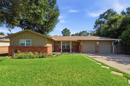 509 Patricia Rd, Hurst, TX, 76053-4415 | Card Image