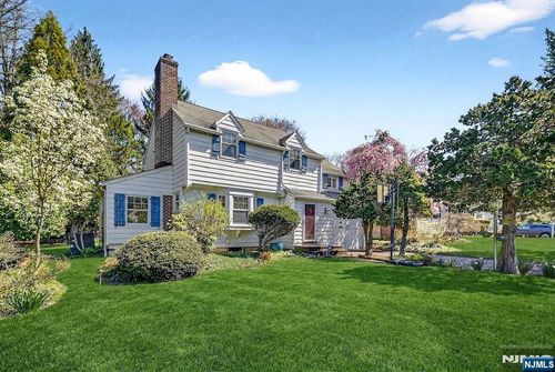 10 North Dr, East Brunswick, NJ, 08816-1122 | Card Image