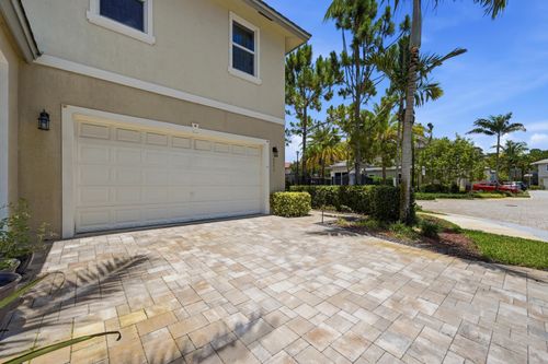 6993-6993 Pines Cir, Coconut Creek, FL, 33073-2749 | Card Image