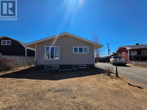 800 Balsam Cres, Labrador City, NL, A2V2N5 | Card Image