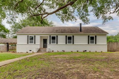 View of front facade with a front lawn | Image 1