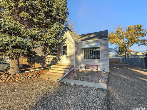 359 5th Ave Nw, Swift Current, SK, S9H0W7 | Card Image