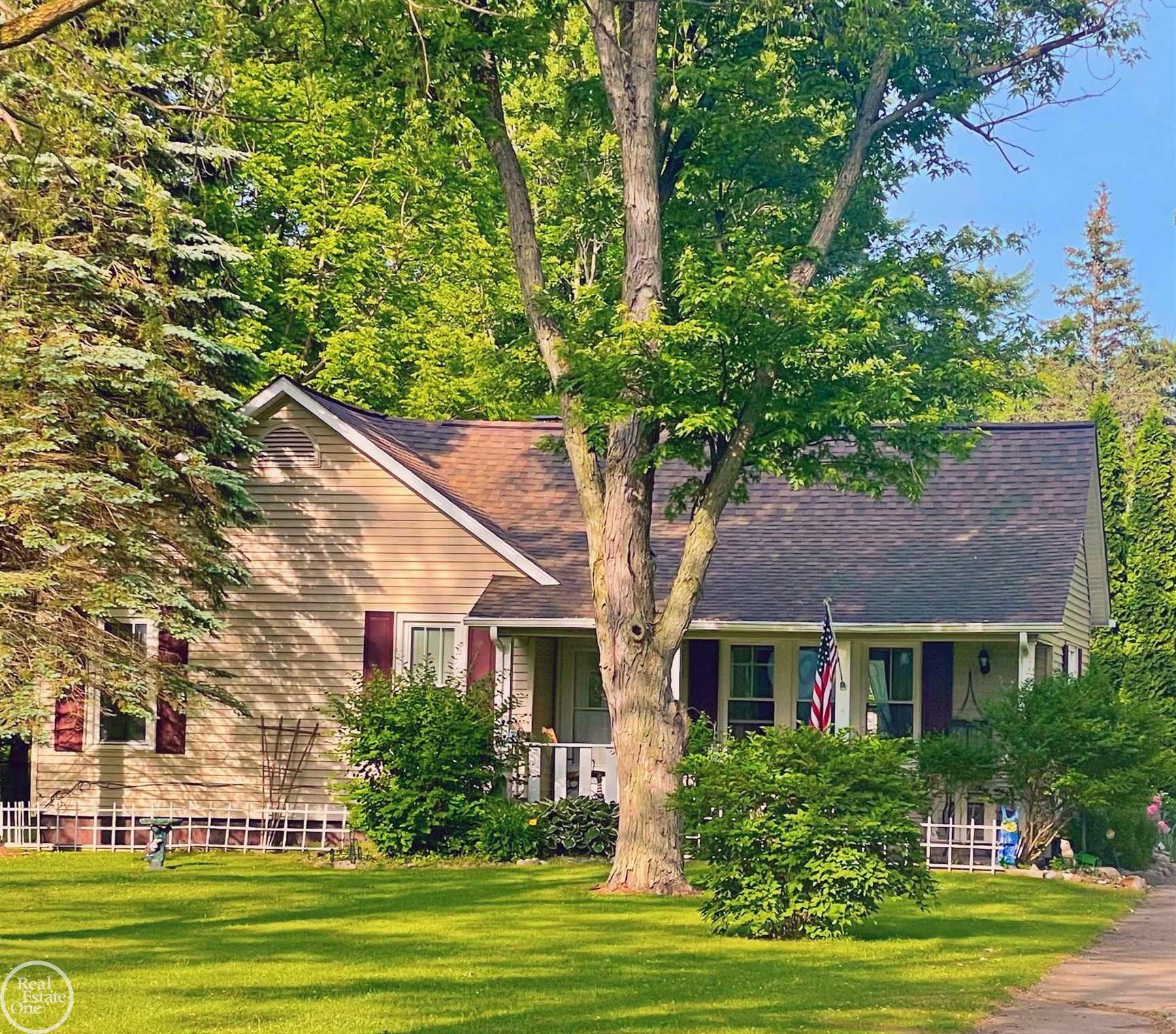 Strawberry Ln, Port Huron, MI 48060