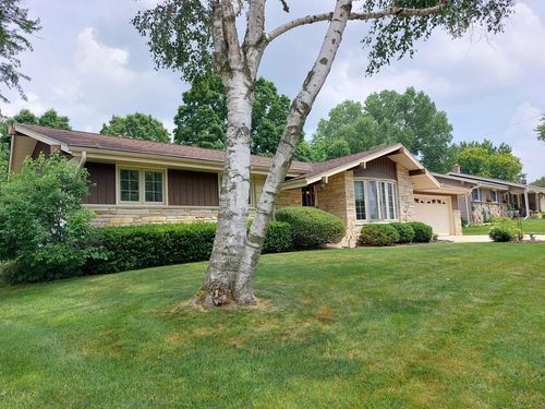 1011 Decker Drive, West Bend, WI, 53090 | Card Image