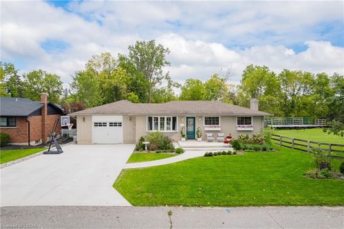 204 High St, Ailsa Craig, ON, N0M1A0 | Card Image