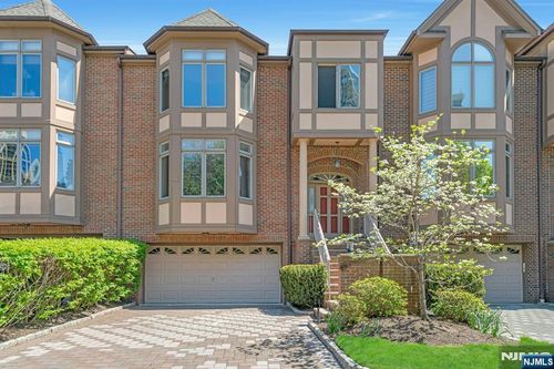 25 Victoria Pl, Fort Lee, NJ, 07024-1800 | Card Image