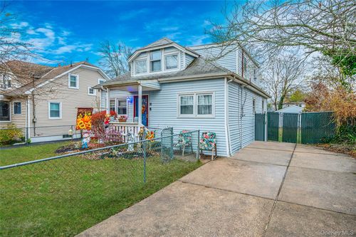 21 S Summit Ave, Patchogue, NY, 11772-3231 | Card Image