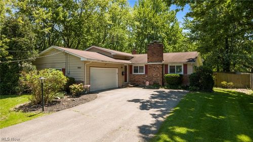 8860 Evergreen Dr, Mentor, OH, 44060-6208 | Card Image