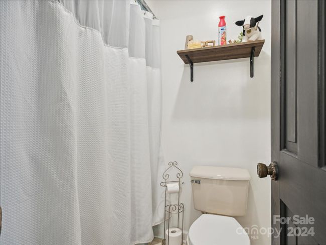 UPSTAIRS CONNECTING BATHROOM | Image 27