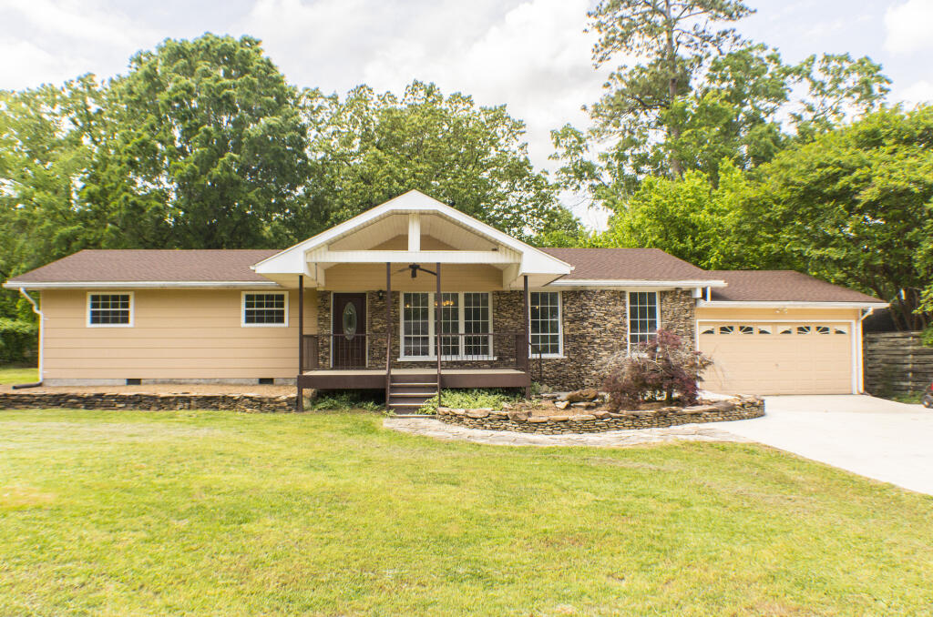 Lakeside Cir, Hixson, TN 37343