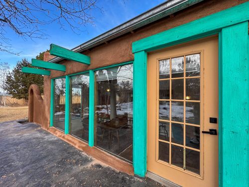 519 Este Es Rd, Taos, NM, 87571-6666 | Card Image