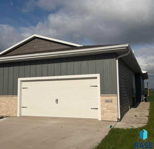 3613 S Heather Ave, Sioux Falls, SD, 57106-8575 | Card Image