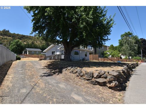 1318 W 10th St, The Dalles, OR, 97058-1011 | Card Image