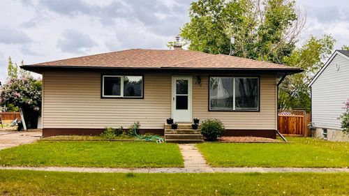 330 3rd Avenue E, Bow Island, AB, T0K0G0 | Card Image