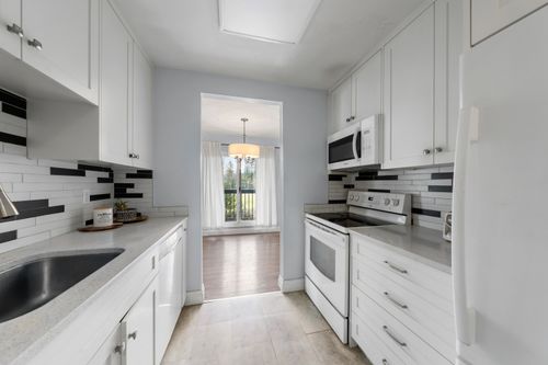 202-33870 Fern St, Abbotsford, BC, V2S6C3 | Card Image
