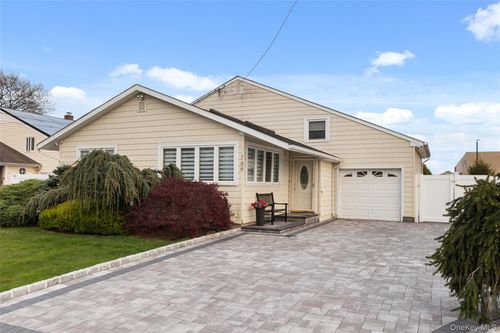 166 Pratt St, West Babylon, NY, 11704-7908 | Card Image