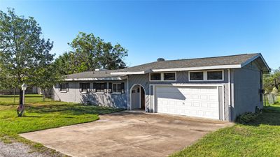 220 Sagehill Drive, House other with 3 bedrooms, 2 bathrooms and 4 parking in Marble Falls TX | Image 3