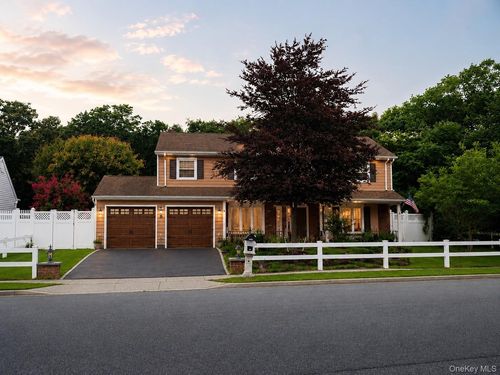 8 Singingwood Dr, Holbrook, NY, 11741-2819 | Card Image