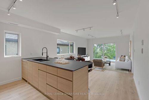 4-1254 Davenport Rd, Toronto, ON, M6H2G9 | Card Image