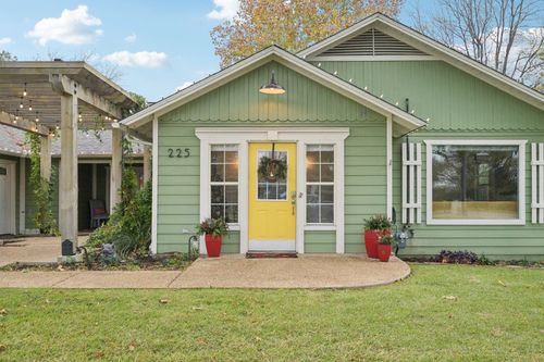 225 N Lucas Dr, Grapevine, TX, 76051-5051 | Card Image