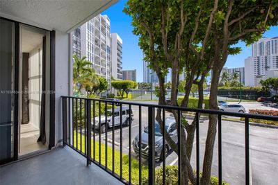 224 - 1000 Parkview Dr, Condo with 2 bedrooms, 1 bathrooms and null parking in Hallandale Beach FL | Image 1