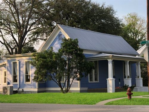 501 Burleson St, Smithville, TX, 78957-1548 | Card Image