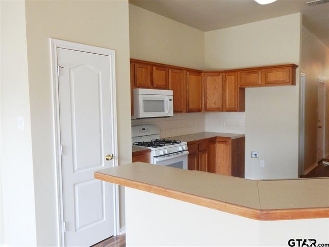 5637 Mustang Trl, House other with 3 bedrooms, 2 bathrooms and null parking in Tyler TX | Image 12