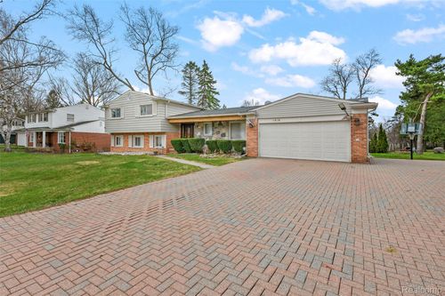 2616 Douglas Dr, Bloomfield Hills, MI, 48304-1735 | Card Image