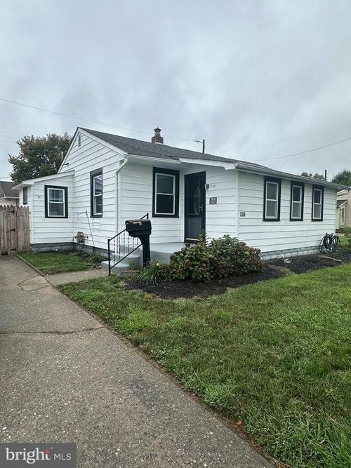 239 H St, CARNEYS POINT, NJ, 08069-2111 | Card Image