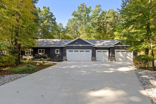 11205 Discovery Woods, Greenville, MI, 48838-9485 | Card Image