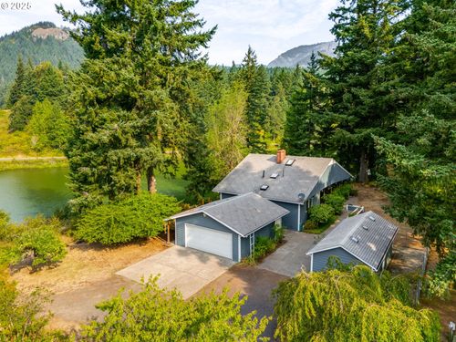 2020 Greenleaf Dr, North Bonneville, WA, 98639-4624 | Card Image