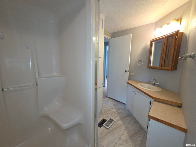 201 E 3 Rd St, Home with 3 bedrooms, 2 bathrooms and 2 parking in Christopher IL | Image 18