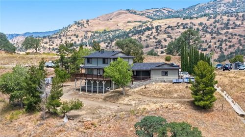 19504 Dovetail Ct, Tehachapi, CA, 93561-8077 | Card Image