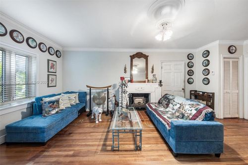 37 Ne 44th St, Miami, FL, 33137-3413 | Card Image