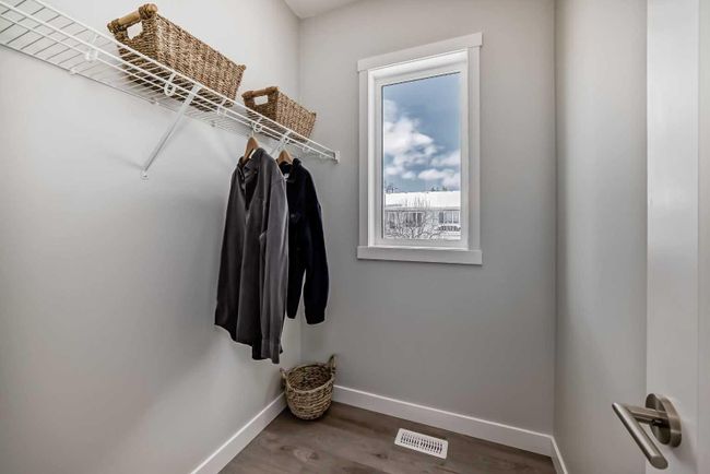 408 Shawnee Square Sw, Home with 3 bedrooms, 2 bathrooms and 3 parking in Calgary AB | Image 4
