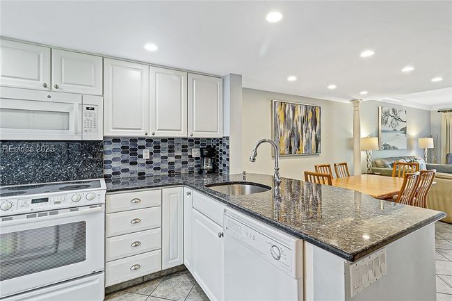 APT-54 - 26 S Forest Beach Dr, Condo with 2 bedrooms, 3 bathrooms and null parking in Hilton Head Island SC | Image 7