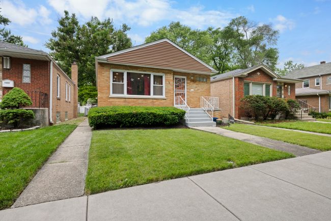 11828 S Hale Avenue, House other with 3 bedrooms, 2 bathrooms and 1 parking in Chicago IL | Image 1